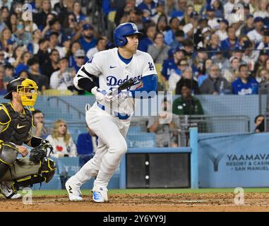 Los Angeles, États-Unis. 26 septembre 2024. Shohei Ohtani, le joueur de frappe désigné des Los Angeles Dodgers, réagit alors qu'il s'oppose à la sixième manche contre les Padres de San Diego au Dodger Stadium de Los Angeles le jeudi 26 septembre 2024. Photo de Jim Ruymen/UPI crédit : UPI/Alamy Live News Banque D'Images