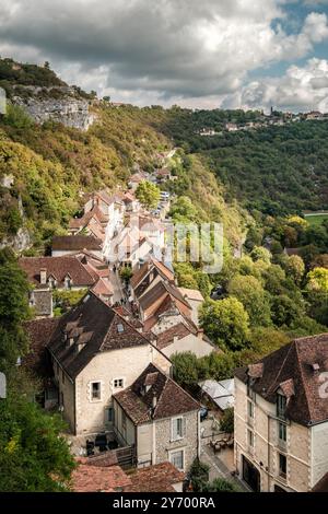 Vue sur les toits des maisons et commerces le long de la rue Roland le Preux dans le village de Rocamadour dans le Lot Banque D'Images