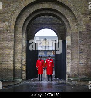 Londres, Royaume-Uni. 27 septembre 2024. Les retraités de Chelsea David Godwin (à gauche) et Ted Fell (à droite) voient le nouveau chantier Soane stable Yard au Royal Hospital Chelsea après une rénovation majeure, non perturbée par la pluie. Le Festival d'histoire de Chelsea revient sur la route historique de l'Hôpital Royal pour sa sixième année, à partir de 25-29 sept. C'est une célébration de l'histoire et du patrimoine dans trois lieux : le Musée national de l'Armée, l'Hôpital Royal de Chelsea et le jardin de physique de Chelsea. Crédit : Imageplotter/Alamy Live News Banque D'Images