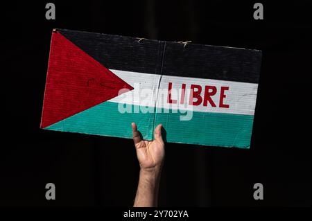 Madrid, Espagne. 27 septembre 2024. Un homme tient une pancarte avec le drapeau palestinien lors d'une manifestation où des médecins et des travailleurs de la santé de l'hôpital 12 de Octubre protestent contre les attaques d'Israël en Palestine et au Liban. Les syndicats ont appelé à une grève générale aujourd’hui en solidarité avec la Palestine et le Liban, exigeant du gouvernement espagnol qu’il rompe les relations avec Israël. Crédit : Marcos del Mazo/Alamy Live News Banque D'Images