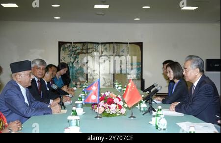 Nations Unies, New York, États-Unis. 26 septembre 2024. Le premier ministre népalais KP Sharma Oli rencontre le ministre chinois des Affaires étrangères Wang Yi, également membre du Bureau politique du Comité central du Parti communiste chinois, en marge de la 79e session de l’Assemblée générale des Nations Unies, à New York, le 26 septembre 2024. Crédit : Wu Xiaoling/Xinhua/Alamy Live News Banque D'Images