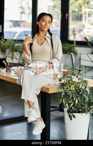 Une jeune femme professionnelle s'engage dans des tâches réfléchies dans son espace de travail de bureau contemporain. Banque D'Images