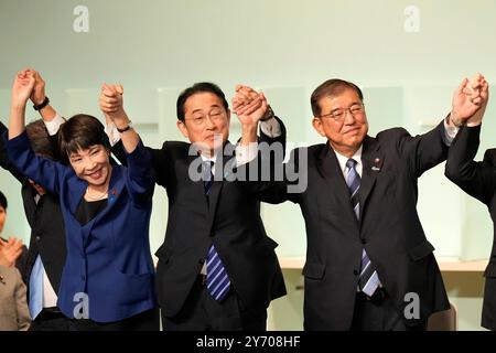 (240927) -- TOKYO, 27 septembre 2024 (Xinhua) -- Sanae Takaichi (G), le premier ministre japonais Fumio Kishida (C) et Shigeru Ishiba (R) célèbrent l'élection de Shigeru Ishiba à la tête du parti au pouvoir lors de l'élection à la direction du Parti libéral démocrate (PLD) à Tokyo, Japon, le 27 septembre 2024. L'ancien ministre de la Défense Shigeru Ishiba a remporté l'élection présidentielle du PLD vendredi, assurant pratiquement qu'il deviendra le prochain premier ministre du pays. (Hiro Komae/Pool via Xinhua) Banque D'Images