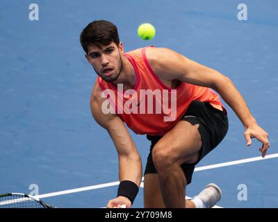 Pékin, Chine. 27 septembre 2024. Carlos Alcaraz fait son retour lors du match de premier tour masculin entre Carlos Alcaraz, d'Espagne, et Giovanni Mpetshi Perricard, de France, au tournoi de tennis de l'Open de Chine 2024 à Pékin, capitale de la Chine, le 27 septembre 2024. Crédit : Zhang long/Xinhua/Alamy Live News Banque D'Images