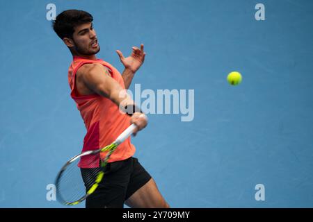 Pékin, Chine. 27 septembre 2024. Carlos Alcaraz fait son retour lors du match de premier tour masculin entre Carlos Alcaraz, d'Espagne, et Giovanni Mpetshi Perricard, de France, au tournoi de tennis de l'Open de Chine 2024 à Pékin, capitale de la Chine, le 27 septembre 2024. Crédit : Zhang long/Xinhua/Alamy Live News Banque D'Images