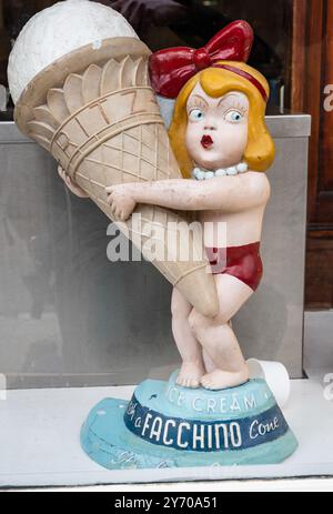 Statuette publicitaire vintage pour cônes Facchino pour crème glacée, dans une vitrine au Beamish Museum, comté de Durham Angleterre, Royaume-Uni. Banque D'Images