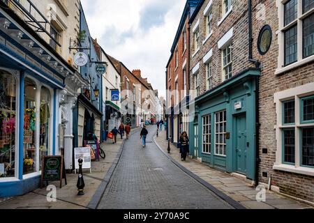 Saddler Street est une rue historique reliant Durham Market place à la cathédrale et au château de Durham. Durham, Angleterre, Royaume-Uni. Banque D'Images