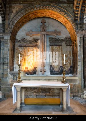 Le maître-autel de la chapelle de Galilée de la cathédrale de Durham. La peinture murale médiévale est visible sous les bras croisés. Durham, Angleterre, Royaume-Uni. Banque D'Images