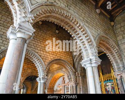 La chapelle de Galilée dans la cathédrale de Durham est construite dans le style architectural normand, avec des colonnes minces et des arcades élaborées. Durham, Angleterre, Royaume-Uni. Banque D'Images