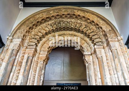 Anciennement une porte extérieure construite par Hugh le Puiset, cette arche est incorporée dans la galerie de l'évêque Tunstall. Château de Durham, Durham, Angleterre, Royaume-Uni Banque D'Images