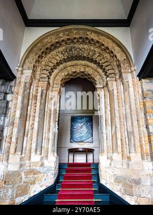 Anciennement une porte extérieure construite par Hugh le Puiset, cette arche est incorporée dans la galerie de l'évêque Tunstall. Château de Durham, Durham, Angleterre, Royaume-Uni Banque D'Images