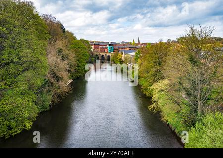 Une vue vers le nord depuis la passerelle Kingsgate, montrant la rivière Wear et le lointain pont Elvet. Durham, Angleterre, Royaume-Uni. Banque D'Images