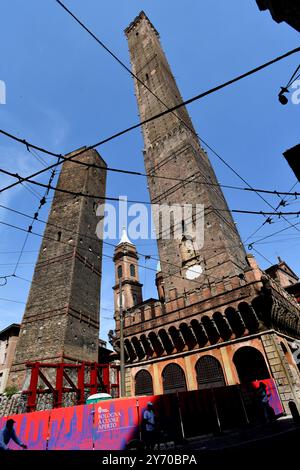 Bologne, Toscane, Italie. Tours de Bologne la tour Asinelli et la tour Garisenda plus petite Banque D'Images
