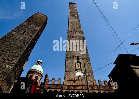 Bologne, Toscane, Italie. Tours de Bologne la tour Asinelli et la tour Garisenda plus petite Banque D'Images
