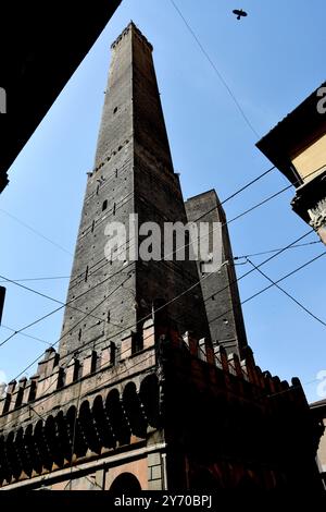 Bologne, Toscane, Italie. Tours de Bologne la tour Asinelli et la tour Garisenda plus petite Banque D'Images