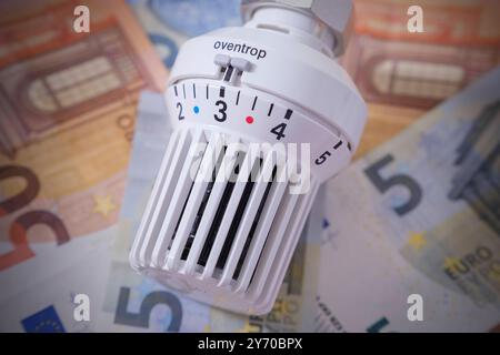 Heizungsventil mit Geldscheinen *** robinet de chauffage avec billets Nordrhein-Westfalen Deutschland, Allemagne GMS16767 Banque D'Images