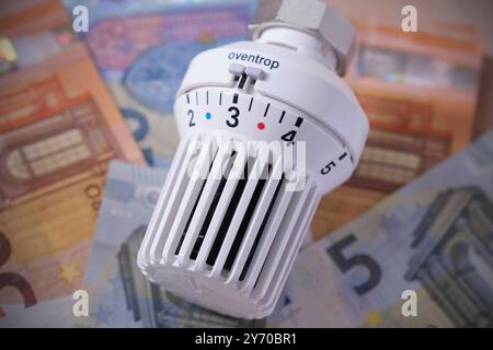 Heizungsventil mit Geldscheinen *** robinet de chauffage avec billets Nordrhein-Westfalen Deutschland, Allemagne GMS16766 Banque D'Images