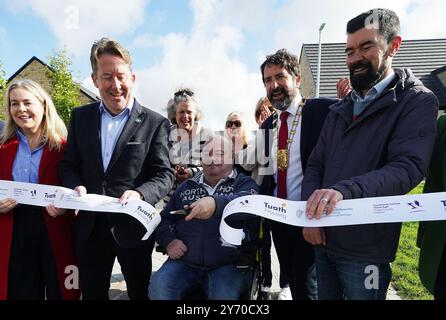Ministre du logement Darragh O'Brien (deuxième à gauche) avec le nouveau résident Denis Monks (au centre) et le ministre d'État au développement communautaire Joe O'Brien (à droite) lors de l'inauguration officielle des jardins de Killhedge, Lusk, dans le comté de Dublin. Date de la photo : vendredi 27 septembre 2024. Banque D'Images