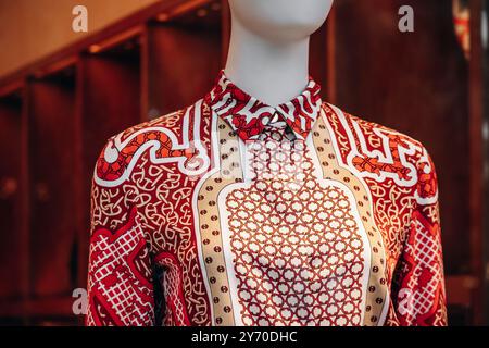Nice, France - 27 juillet 2024 : gros plan d'une blouse Hermès pour femme dans une vitrine de boutique à Nice Banque D'Images