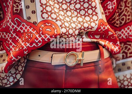 Nice, France - 27 juillet 2024 : gros plan d'une blouse Hermès pour femme dans une vitrine de boutique à Nice Banque D'Images