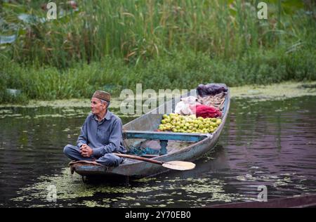 Srinagar, le Cachemire sous contrôle indien. 27 septembre 2024. Un homme vendant des fruits attend des clients au lac Dal à Srinagar, la capitale estivale du Cachemire contrôlé par les Indiens, le 27 septembre 2024. Crédit : Javed Dar/Xinhua/Alamy Live News Banque D'Images