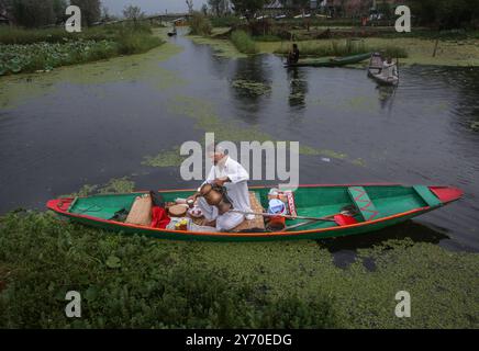 Srinagar, le Cachemire sous contrôle indien. 27 septembre 2024. Un homme vend du thé sur son bateau au lac Dal à Srinagar, la capitale estivale du Cachemire sous contrôle indien, le 27 septembre 2024. Crédit : Javed Dar/Xinhua/Alamy Live News Banque D'Images