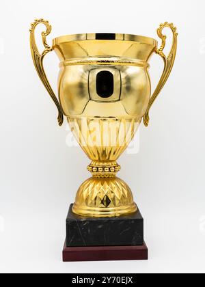 Copa de oro aislada en blanco, trofeo de ganador, símbolo del éxito Banque D'Images