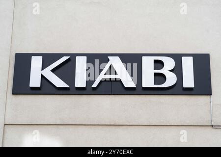 Cette photo prise le 27 septembre 2014 montre le logo de la marque sur la façade d'une boutique de la société de vêtements française Kiabi à Paris, France. En juillet dernier, la célèbre chaîne de vêtements Kiabi a découvert qu’elle avait été victime d’une « fraude financière sophistiquée à grande échelle ». Cet impressionnant détournement de fonds est estimé à 100 millions d’euros. Une ancienne trésorière de Kiabi a été arrêtée en août dernier par la police judiciaire alors qu’elle quittait un jet privé sur une piste de l’aéroport de Figari en Corse du Sud, selon Franceinfo. L'ancien employé de Kiabi, âgé de 39 ans, qui a depuis déménagé en Floride Banque D'Images