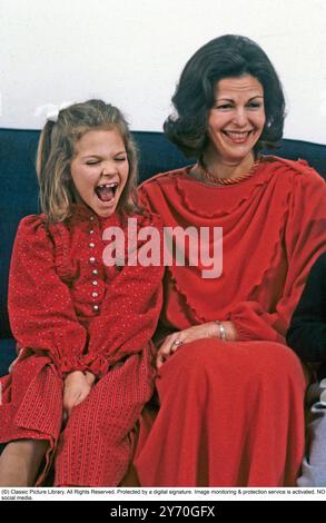 Princesse héritière Victoria de Suède 1984. Photographiée avec sa mère la reine Silvia toutes deux vêtues de rouge lors d'une séance photo de noël. Banque D'Images