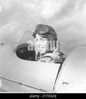 Pilote féminin dans les années 1940 Rut Berggren de Sundsvall a pris son certificat de vol dans un club d'avion de Stockholm et est vue ici dans le cockpit ouvert de son avion portant une casquette en cuir et des lunettes. Suède 1949. réf. AT8-11 Banque D'Images