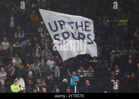 Londres, Royaume-Uni. 26 septembre 2024. Un fan agite un drapeau des Spurs lors du match Tottenham Hotspur FC contre Qarabag FK Europa League Round 1 au Tottenham Hotspur Stadium, Londres, Angleterre, Royaume-Uni le 26 septembre 2024 Credit : Every second Media/Alamy Live News Banque D'Images