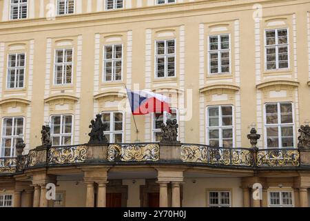 Drapeau de la République tchèque agitant sur le balcon d'un bâtiment historique. Banque D'Images