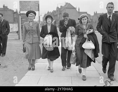 JETTA : FEMMES DE NOUVEAU EN DÉTENTION PROVISOIRE . Mme . Beatrice Harland - Moult , 58 , et Mme . Sybil F . BADDELEY , 27 ans , tous deux ont déclaré n'avoir pas d'adresse réglée - ont été de nouveau placés en détention provisoire , jusqu'à mercredi quand ils ont comparu en détention provisoire devant les magistrats de Wealdstone ( Middlesex) aujourd'hui accusés d'avoir emmené avec complaisance Jetta Steed , 6 ans , de Nelson Road , Harrow . Les femmes , qui ont été arrêtées à Guernesey , ont obtenu une caution personnelle de 50 £ et une caution de 50 £ chacune , le président disant que les femmes devraient renouveler leur engagement de rester à l'écart de Jetta entre-temps . Il a été dit Banque D'Images