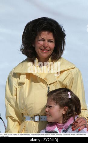 Reine Silvia de Suède avec sa fille princesse héritière Victoria pendant des vacances d'hiver ski dans la station de ski autrichienne de Lech 1985. Banque D'Images