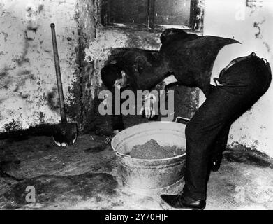 L'un des six jeunes de Berlin-Ouest qui ont creusé le tunnel de la liberté de Berlin-Ouest à Berlin-est , rampant après son quart de travail de deux heures . Quatorze Berlinois de l'est qui ont fui par le tunnel sont liés aux six creuseurs . L'évasion a été faite pendant le week-end Whitsun . 13 juin 1962 Banque D'Images