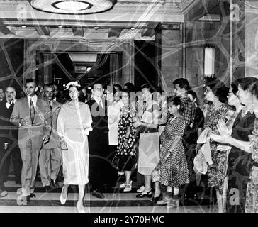 Les femmes russes encouragent et applaudissent avec enthousiasme le Shah de Perse et son épouse la reine Soraya en visite à l'Université de Moscou. Le couple royal est en visite de deux semaines en Union soviétique. 3 juillet 1956 Banque D'Images