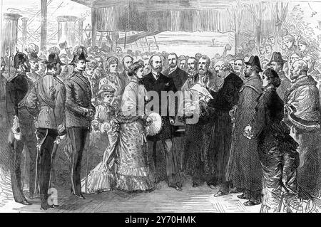 Arrivée de la princesse Hélène de Waldeck-Pyrmont en Angleterre : L'accueil à Queenborough 1882 la princesse Hélène de Waldeck et Pyrmont [1] (Hélène Friederike Auguste ; plus tard duchesse d'Albany ; 17 février 1861 - 1er septembre 1922), qui est devenue membre de la famille royale britannique par mariage, était la fille de George Victor, Prince de Waldeck et Pyrmont (régions maintenant en Allemagne) et de son épouse, la princesse Hélène de Nassau. Prince Léopold , Duc d'Albany, KG, KT, GCSI, GCMG, GCStJ (Leopold George Duncan Albert ; 7 avril 1853 - 28 mars 1884) était le huitième enfant et le plus jeune fils Banque D'Images