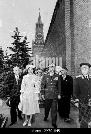 Le Shah de Perse et la reine Soraya marchant à côté du Kremlin sur la place Rouge , Moscou . Le couple royal est en visite de deux semaines en Union soviétique. 4 juillet 1956 Banque D'Images