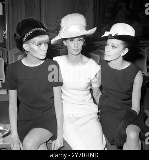 Paris , France : ici, lors de la présentation de chapeaux au cercle Interallie de Paris 30 juillet 1967, trois modèles portant des créations de gauche à droite : Dior , Saint Laurent et Givenchy Banque D'Images