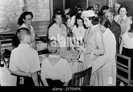 La reine de Perse , la reine Soraya a récemment rendu visite au camp des pionniers soviétiques (type de mouvement scout) à Zvenigorod et a parlé à de nombreux enfants recevant des cours de modélisme , d'artisanat etc. Le Shah et la reine Soraya ont commencé leur tournée en Russie récemment et sont la seule royauté régnante à avoir visité la Russie pendant de nombreuses années .8 juillet 1956 Banque D'Images