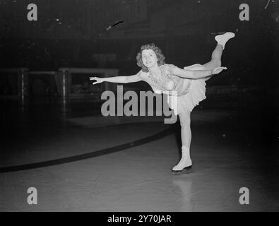 JUSTE ÉCUMER AU-DESSUS DE glissant habilement sur la glace alors qu'elle répète à l'Empress Hall , Earl's court , Londres , est JEANE MATHEWS, 17 ans, de Vancouver , Canada . Jean est dans ' Ice cycles de 1949 ' la revue de glace Taransatlantic ayant maintenant sa première présentation européenne à Empress Hall . Elle a été finaliste de l'ancienne championne du monde Barbara Ann Scott aux Championnats nord-américains 1948. 22 juin 1949 Banque D'Images