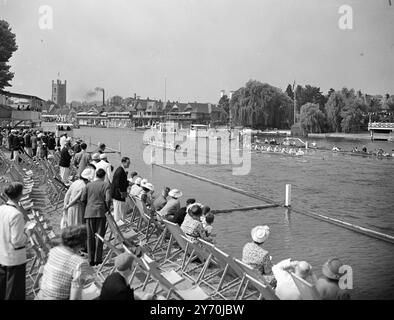 QUATRIÈME VICTOIRE D'AFFILÉE À HENLEY la scène à Henley Royal Regatta comme WORCESTER COLLEGE ( oxford) - gauche - a remporté l'événement Ladies ' Challenge plate de l'ÉCOLE BRYANSTON . Il s'agissait de la quatrième victoire consécutive de Worcester , puisqu'ils ont remporté trois victoires consécutives hier , lorsque les préliminaires ont été ramés . Juin 29 1949 Banque D'Images