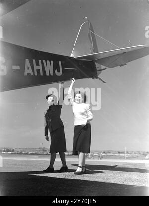 PRÊTE UN COUP DE MAIN À Barbara Lee, 16 ans, la nouvelle recrue DU CORPS D'ARMÉE de L'AIR, pour se joindre aux membres de Bristol de l'aéroport junior féminin pour célébrer le 10e anniversaire du corps d'armée, en partenariat avec le commandant du comté et Esme Peach (à gauche) alors qu'elle commence à maîtriser les problèmes de l'aviation en volant et Auster Aircraft à Whitchurch Aerodrome. Le Bristol, les célébrations durent toute cette semaine. 7 juin 1949 Banque D'Images