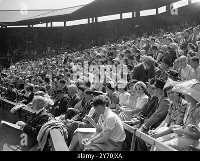 FOULE DU COURT CENTRAL À WIMBLEDON scène de foule sur le court central au All - England Club , Wimbledon ( Londres ) , comme R . FALKENBURG des États-Unis . RENCONTRE d. Mitic de Yougoslavie lors du premier match du court central du championnat de tennis de Wimbledon de cette année. Falkenburg est titulaire du titre unique masculin. 20 juin 1949 Banque D'Images