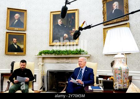 Le président AMÉRICAIN Joe Biden, à droite, et Volodymyr Zelenskiy, président de l'Ukraine, lors d'une réunion dans le bureau ovale de la Maison Blanche à Washington, DC, États-Unis, le jeudi 26 septembre, 2024. M. Biden a annoncé jeudi une aide militaire de 2,4 milliards de dollars à l'Ukraine et prévoit de convoquer une réunion des principaux alliés au niveau des dirigeants pour coordonner l'appui supplémentaire lors de sa visite en Allemagne le mois prochain. Crédit : Al Drago / Pool via CNP / MediaPunch Banque D'Images