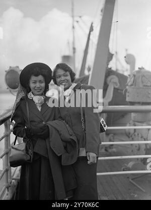 LES INFIRMIÈRES ARRIVENT VOIR BRITIAN cent vingt-cinq membres de l'American Nurses Association sont arrivés à Southampton dans le paquebot américain Washington pour faire un tour des îles britanniques avant d'assister à la conférence intérimaire du Conseil international des infirmières. La conférence a lieu à Stockholm, en Suède, du 12 au 16 juin. IMAGES MONTRENT:- deux membres de la fête à Southampton -Miss EFIGINIA CATIG ( à gauche ) , une fille philippine, et Olive S. Samuels de l'hôpital de Harlem. Après la conférence, Mlle Catig qui a pris son diplôme d'infirmière en U. S reviendra à un L Banque D'Images