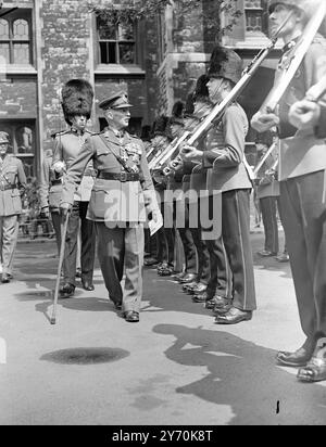 CÉRÉMONIE DE LA GARDE DE LA TOUR POUR MARQUER LE RETOUR DU RÉGIMENT Une cérémonie colorée et impressionnante a eu lieu à la Tour de Londres lorsque les Royal Fusiliers ( City of London Regiment ) portant une robe complète - peau d'ours avec vestes écarlate - ont repris la garde de 24 heures du 1er Bataillon Irish Guards . La cérémonie devait marquer le retour des Royal Fusiliers à son lieu de naissance et commémorer la Journée d'Albuhera (16 mai 1811). Avant de prendre ses fonctions , la nouvelle garde a été inspectée par le major-général J.F. Harter , colonel du régiment . IMAGES MONTRENT:- le lieutenant de la tour H.M. de Londres , Banque D'Images