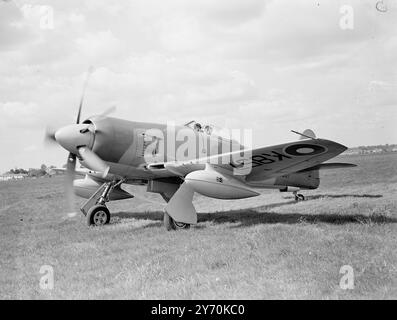 L'AVION DE TENTATIVE DE RECORD FERA BID DEMAIN photographié quittant l'aérodrome Hawker Langley , près de Slough , est le chasseur Hawker Fury qui devrait décoller de l'aéroport de Londres demain dans une tentative de briser les records Londres - Rome et Londres - Karachi . Le pilote est âgé de 27 ans M. Neville Duke , qui détient le D.S.G.D.F.C et deux barreaux A.F.C., et la Croix militaire tchèque . Il espère atteindre Rome dans environ deux heures et, après avoir fait le plein, il partira pour Chypre . En arrivant à Karachi, l'avion sera livré à l'armée de l'air pakistanaise. L'ensemble du voyage devrait prendre un Banque D'Images