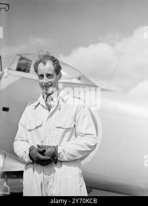 TENTATIVE RECORD AVION EN VOL le chasseur Hawker Fury est photographié en vol après avoir quitté Langley Aerodrome 9 Bucks) pour l'aéroport de Londres , d'où il partira demain dans une tentative de briser les records Londres - Rome et Londres - Karachi . Le pilote est âgé de 27 ans M. Neville Duke , Hawker's No 2 . Pilote d'essai , qui détient D.S.O., D.F.C., et deux barreaux , A.F.C., et la Croix militaire tchèque . Il espère atteindre Rome dans environ deux heures et, après avoir fait le plein, il partira pour Chypre . Le vol de Londres - Karachi devrait durer environ 15 heures . L'IMAGE MONTRE:- Neville Banque D'Images