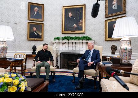 Le président AMÉRICAIN Joe Biden, à droite, et Volodymyr Zelenskiy, président de l'Ukraine, lors d'une réunion dans le bureau ovale de la Maison Blanche à Washington, DC, États-Unis, le jeudi 26 septembre, 2024. M. Biden a annoncé jeudi une aide militaire de 2,4 milliards de dollars à l'Ukraine et prévoit de convoquer une réunion des principaux alliés au niveau des dirigeants pour coordonner l'appui supplémentaire lors de sa visite en Allemagne le mois prochain. Crédit : Al Drago / Pool via CNP / MediaPunch Banque D'Images